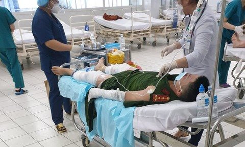 Ba cán bộ Công an nhập viện cấp cứu do bị ném bom xăng