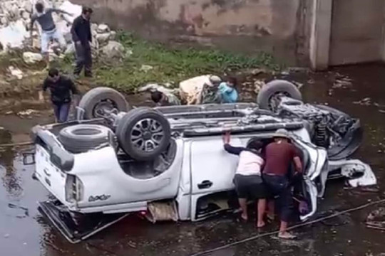 Ô tô bán tải lao khỏi cầu, nằm lật ngửa dưới kênh, 4 người thương vong