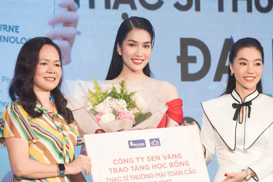 “Bà trùm Hoa Hậu” Phạm Kim Dung trao học bổng 300 triệu đồng cho Á Hậu Phương Anh