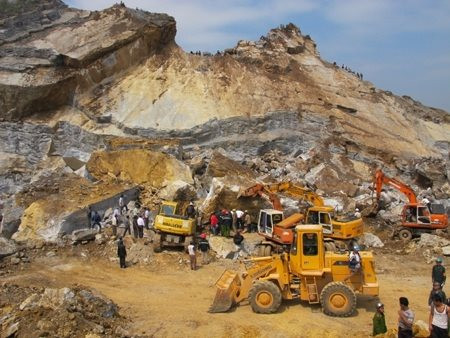 Bắc Kạn: Hang đá sập, 2 người mất tích