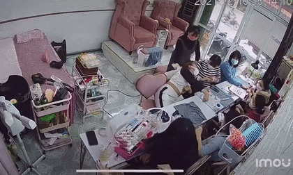 Cô gái đang làm nail thì lên cơn co giật, ngã xuống đất, phản ứng của những người xung quanh mới là điều gây chú ý