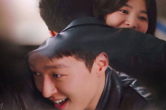 Song Hye Kyo công khai 'theo dõi' phi công trẻ, điều chưa bao giờ làm với Song Joong Ki hay các bạn diễn nam