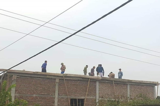 Đan thép đổ mái nhà, người đàn ông bị điện giật tử vong