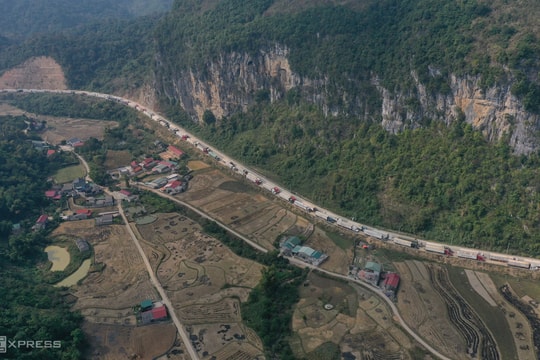Vì sao hàng nghìn container lại ùn ứ ở cửa khẩu Lạng Sơn?