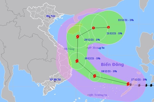 Bão số 9 giật cấp 17 hướng vào Biển Đông
