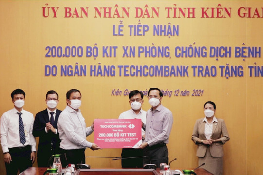 Techcombank trao tặng 200.000 bộ kit xét nghiệm Covid-19 cho tỉnh Kiên Giang