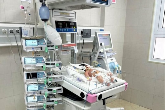 Uống thuốc nam trị viêm da, bé 13 ngày tuổi suy đa tạng nguy kịch