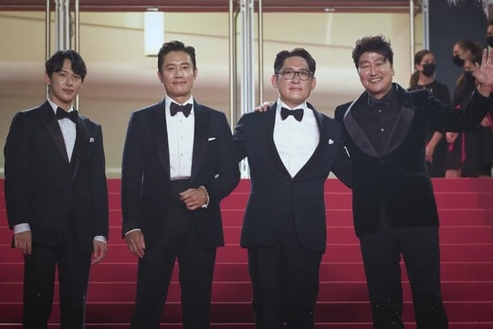 Showbiz Hàn đóng băng vì số ca mắc Covid-19 cao kỷ lục