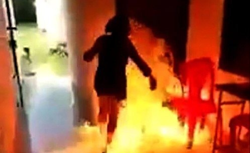 Đổ xăng đốt bạn gái vì đòi chia tay
