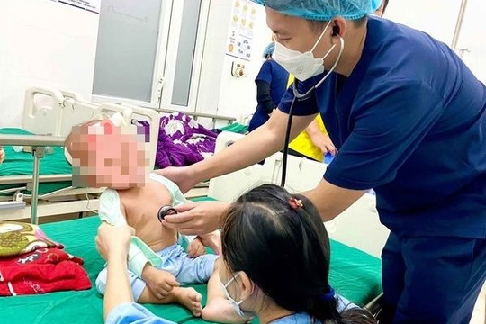 Cứu bé 16 tháng tuổi bị khối bê tông đổ đè lên người