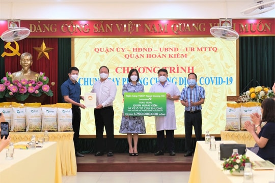 Vietcombank trao tặng xe ô tô cứu thương trị giá 1,75 tỷ phục vụ phòng, chống dịch COVID-19 
