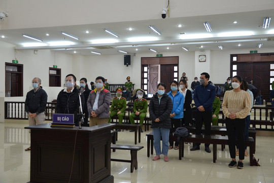Nhiều người mua bằng giả của trường Đại học Đông Đô vắng mặt tại phiên tòa