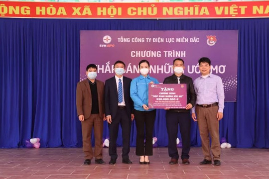 Đoàn thanh niên EVNPC khám, cấp phát thuốc miễn phí cho người cao tuổi và học sinh tại Bắc Kạn
