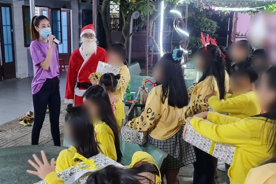 Hoa hậu Khánh Vân đón Giáng sinh sớm cùng các em gái ngôi nhà OBV