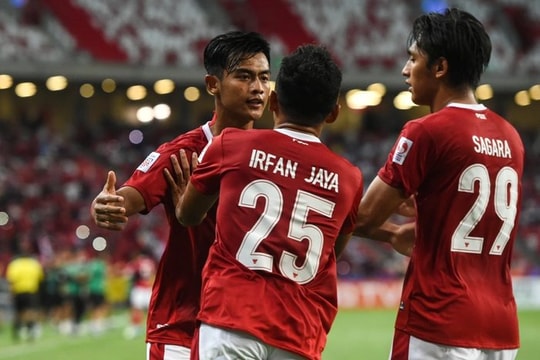 Indonesia giành vé vào Chung kết AFF Cup khi Singapore nhận 3 thẻ đỏ