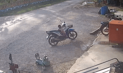 Bất cẩn để con gái nhỏ ở xe một mình, ông bố hoảng hồn chứng kiến cảnh tượng thót tim