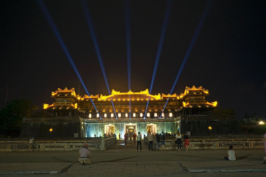 Tạm dừng khai trương Phố đêm Hoàng thành Huế