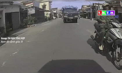 Khựng lại giữa đường, người đàn ông đi xe máy bị xe tải đâm trúng, cán qua người