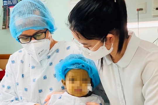 Ghép gan thành công cho bé 2 tuổi từ lá gan của người bố