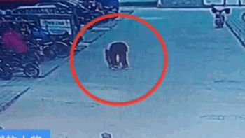 Nghịch dại thả que diêm đang cháy vào hố ga, cậu bé bị hất văng lên không trung