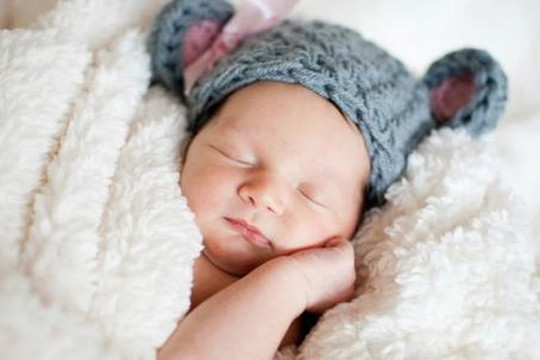 Mùa đông dù lạnh đến đâu, cha mẹ cũng không nên để con ngủ như thế này. Chẳng những không giữ ấm, còn hại hơn cảm lạnh