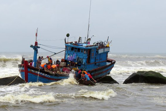 Giải cứu tàu cá mắc cạn ở Trường Sa