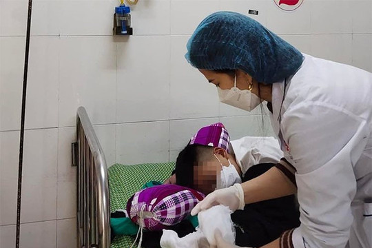 Hà Tĩnh: Bé trai 14 tuổi bị dập nát bàn tay do dùng điện thoại khi đang sạc