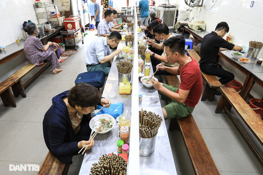 Hà Nội: Quận Đống Đa cho phép hàng quán ăn uống phục vụ tại chỗ