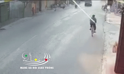 Bất ngờ lao ra đường, bé trai bị xe máy và ô tô đâm liên tiếp