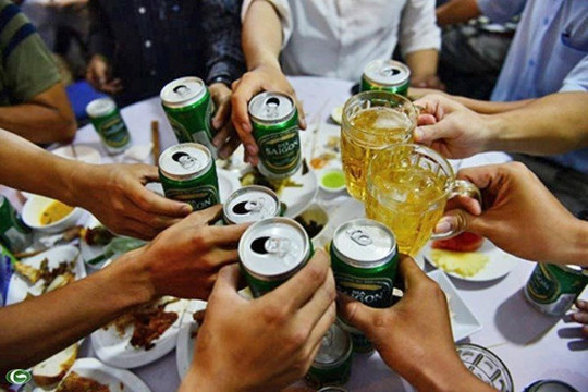 Lôi kéo người khác uống rượu bia ngày Tết, coi chừng bị phạt