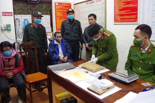2 đối tượng vận chuyển 1 bánh heroin và gần 6.000 viên ma túy tổng hợp 