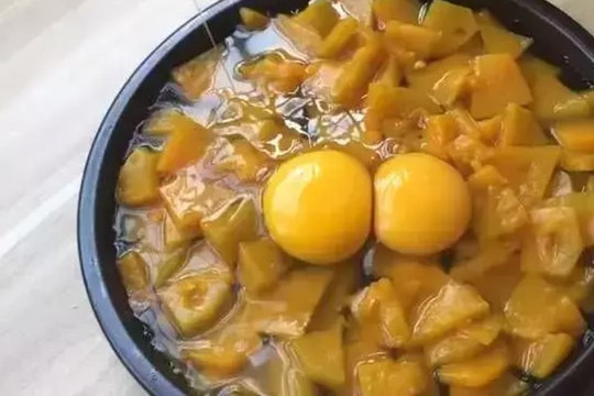 Đừng chỉ nấu cháo bí đỏ, hãy thêm hai quả trứng, không rán hay nấu, bạn sẽ có món bánh mềm ngọt, người già và trẻ em đều thích!