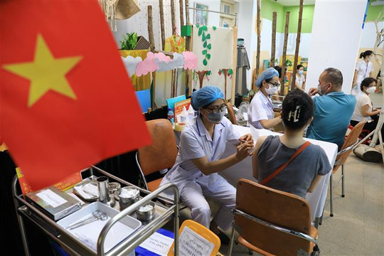 Tiêm vaccine phòng COVID-19: Việt Nam về đích trước 6 tháng