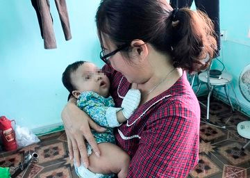 Bé gái 3 tháng tuổi bị bỏ rơi ở gốc cây bên đường