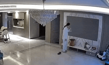 Phản xạ nhanh như chớp, mẹ cứu con nhỏ khỏi cú ngã đập đầu đầy nguy hiểm