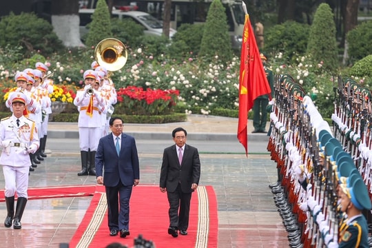 Thủ tướng Phạm Minh Chính đón, hội đàm với Thủ tướng Lào