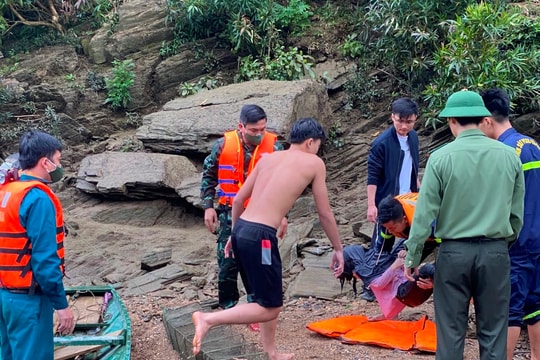 Tìm thấy thi thể 2 ông cháu mất tích trên sông Mã