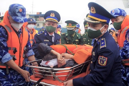 Cứu kịp thời 5 ngư dân Nghệ An gặp nạn trên biển