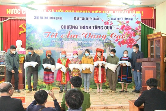 Tuyên Quang: Tặng quà Tết cho đồng bào dân tộc thiểu số khó khăn