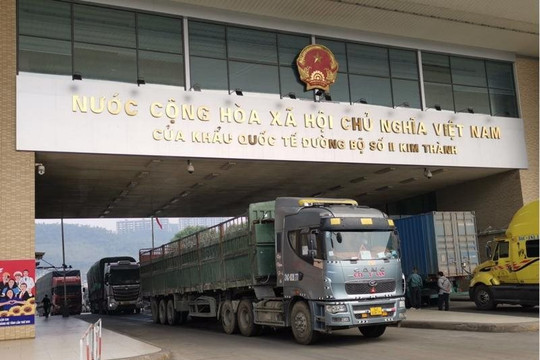 Lào Cai: Thông quan 400 xe hàng trong dịp Tết mỗi ngày