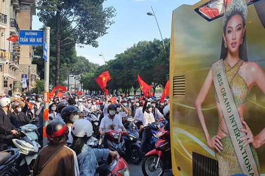 Hoa hậu Thùy Tiên rạng rỡ diễu hành cùng fan trên khắp các tuyến đường lớn của TP.HCM