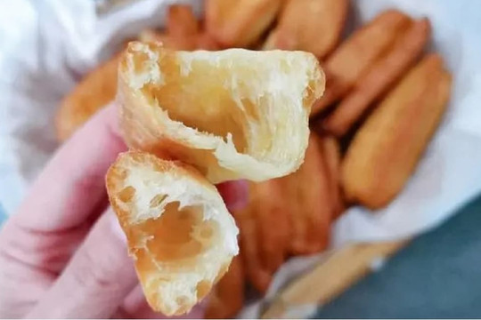 Bạn có thể làm quẩy nóng tại nhà chỉ với bột mì và trứng. Chúng có màu vàng, bông xốp và giòn, thơm bùi, ăn ngọt béo