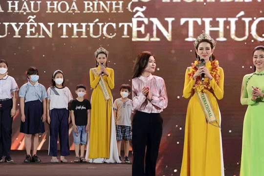 Hành động đẹp: Hoa hậu Thùy Tiên nhận nuôi 15 trẻ em mất cha mẹ do đại dịch Covid-19