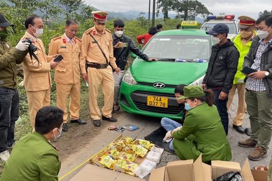 Bắt giữ đối tượng vận chuyển gần 10 kg ma tuý bằng taxi