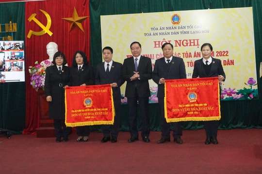 Toà án nhân dân tỉnh Lạng Sơn nhận cờ thi đua của TANDTC