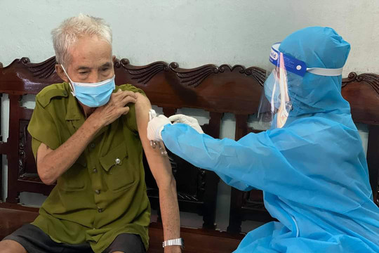 Hà Nội tiêm vaccine phòng COVID-19 cho người già yếu tại nhà
