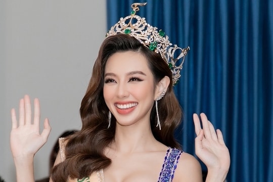 Hoa hậu Thùy Tiên về thăm trường cũ