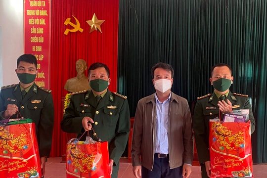 BHXH Việt Nam tặng thẻ BHYT và sổ BHXH tại Sơn La