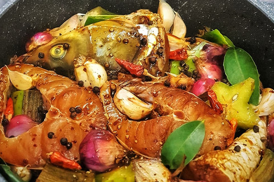 Cách kho cá không cần nước: Cá lên màu đẹp, thơm ngon xuất sắc, không chê vào đâu được