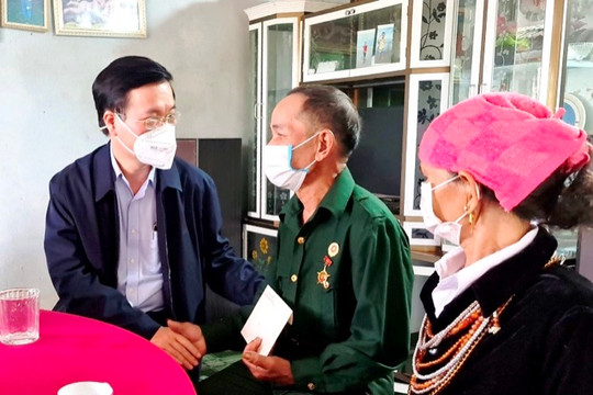 Thường trực Ban Bí thư Võ Văn Thưởng thăm, tặng quà tại Quảng Ngãi